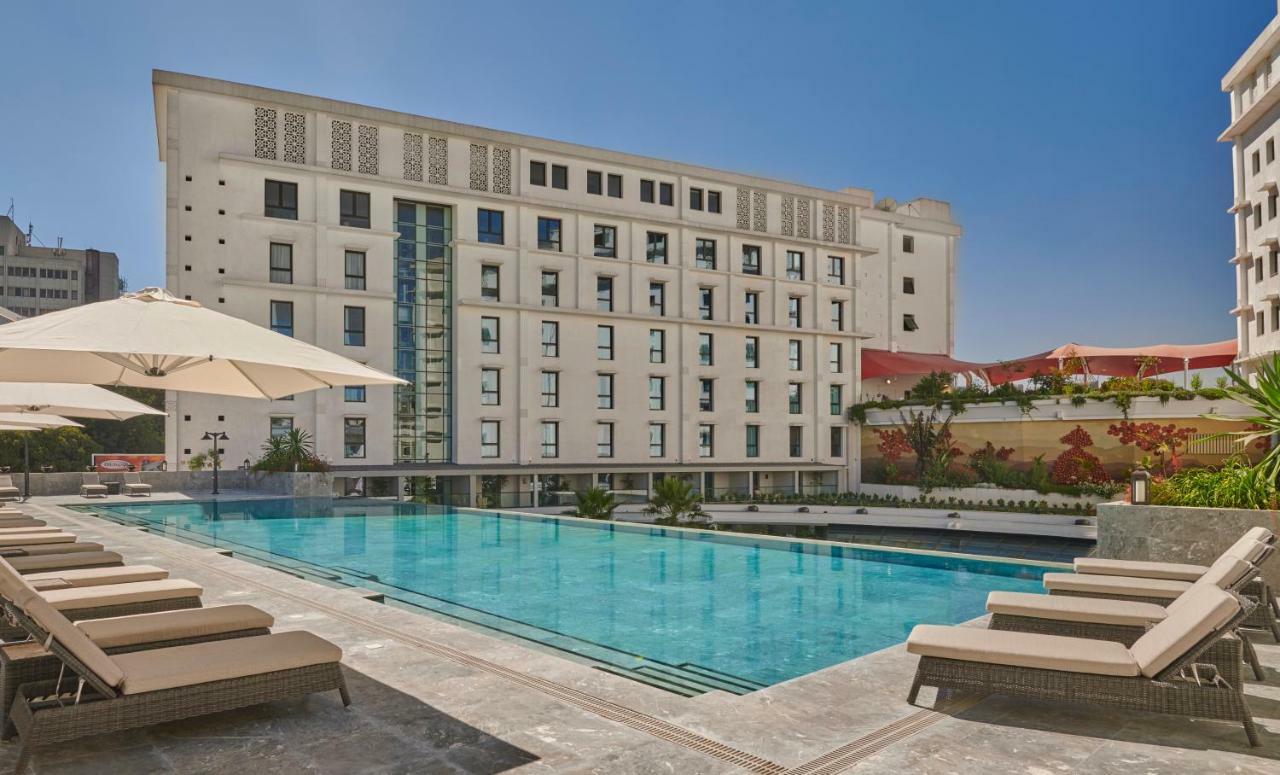 Zimmer mit Kingsize-Bett und Balkon und Gartenblick